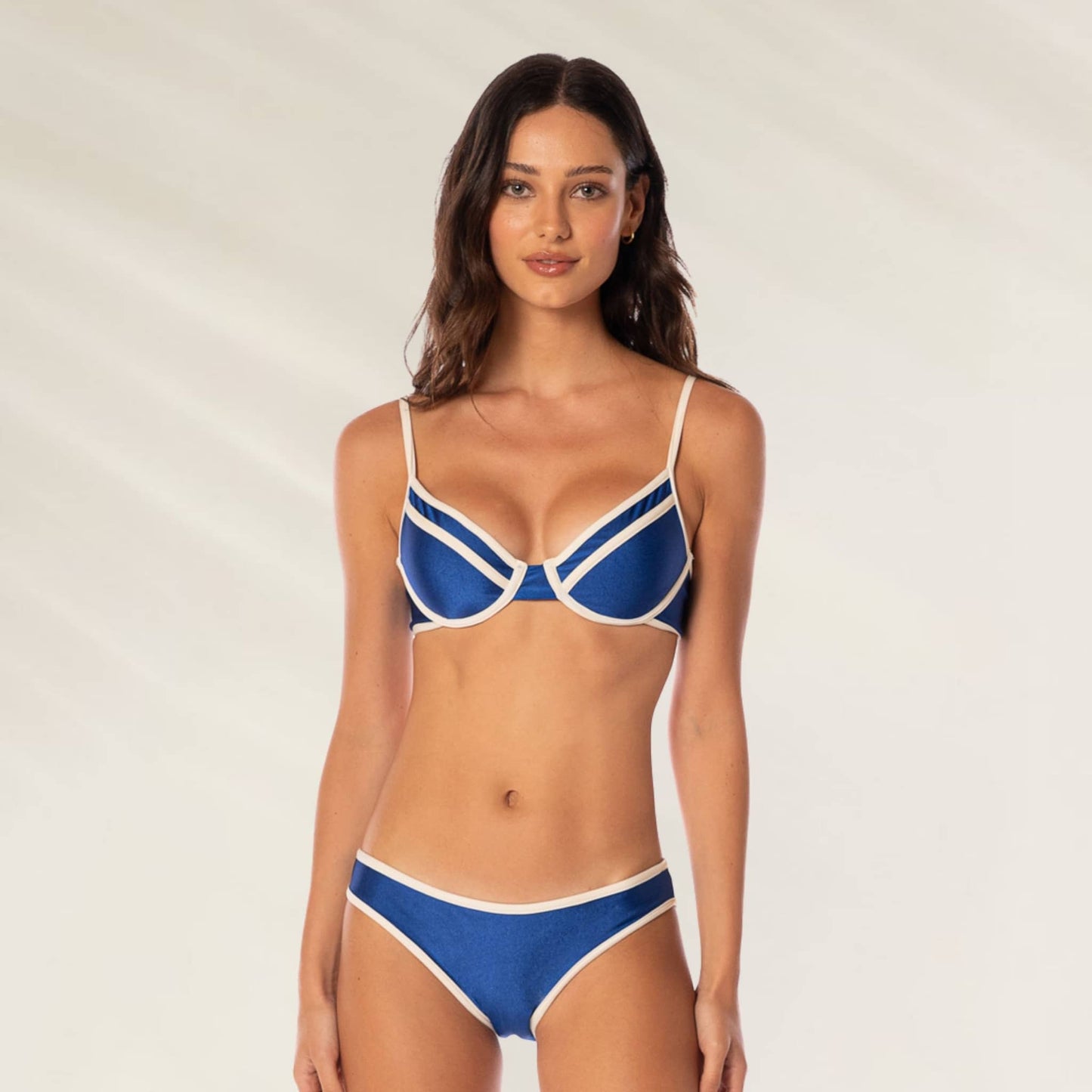 Top de Biquíni Karl Azul com Pespontos, elegante e confortável, ideal para dias de praia