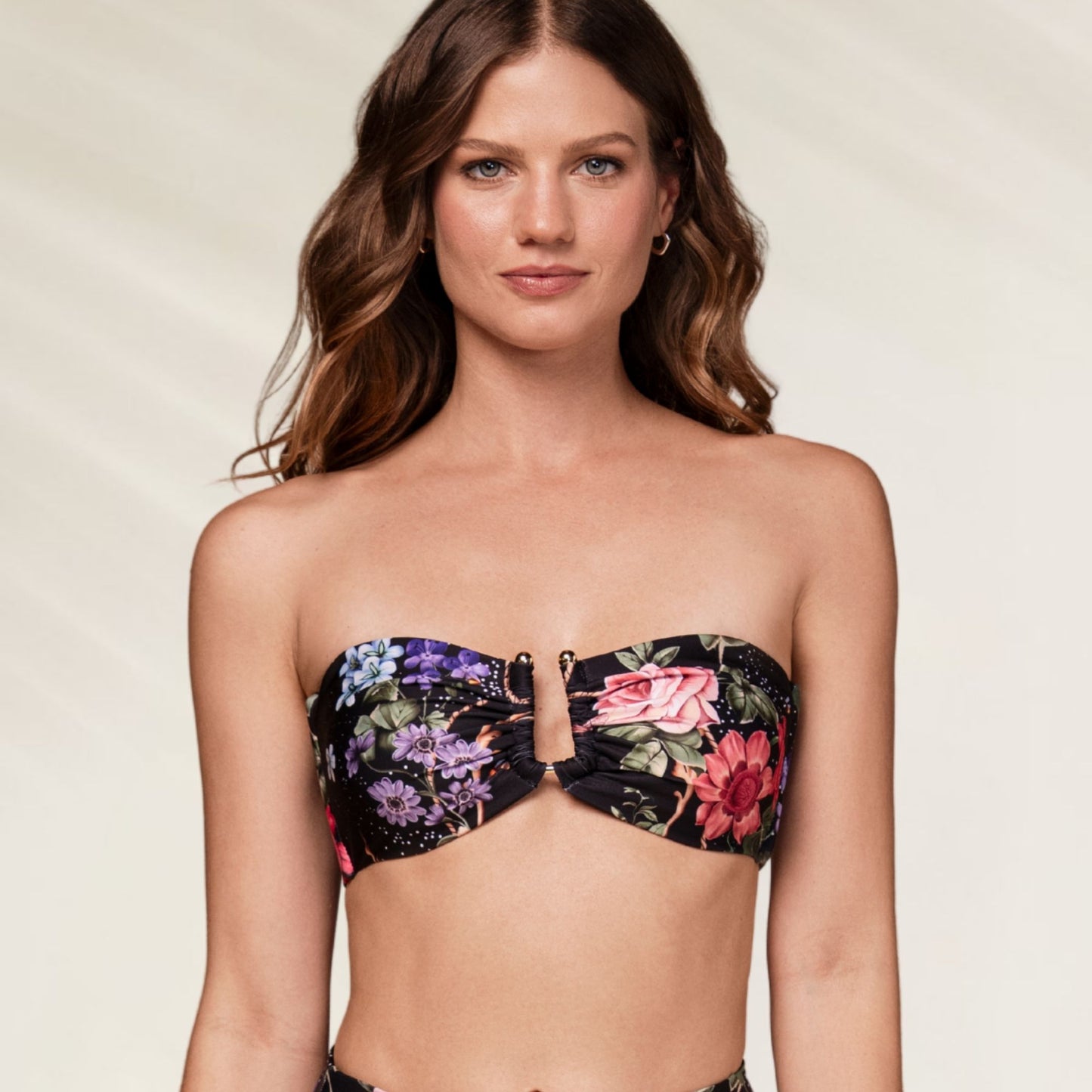 Top de Biquíni Phillip Blom com estampa floral vibrante e detalhe em fechamento frontal