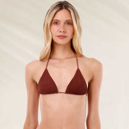 Top de Biquíni Triângulo Texturado em tom marrom, ideal para dias de sol e praia