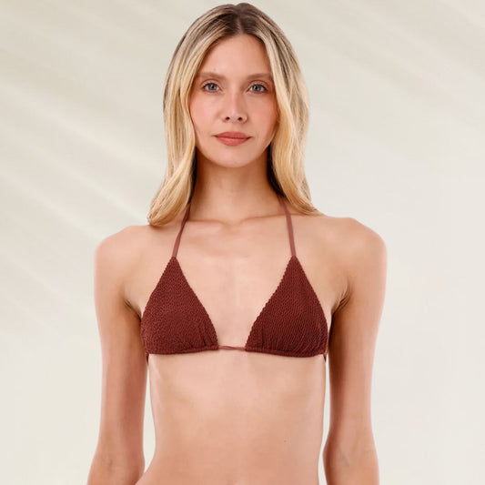 Top de Biquíni Triângulo Texturado em tom marrom, ideal para dias de sol e praia