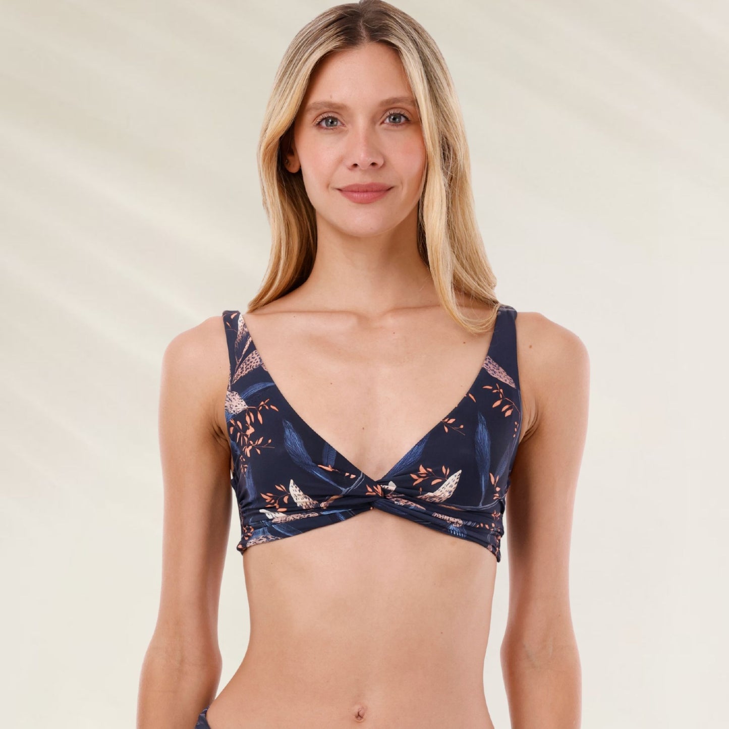 Top de Biquíni Wild Foliage Knotty em estampas naturais para dias de sol e praia