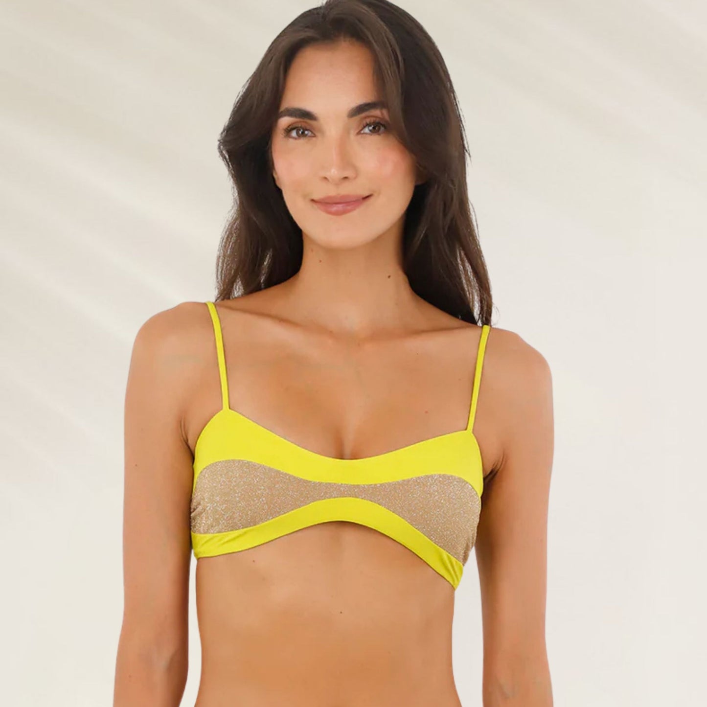 Top de biquíni Malai Halo Gold Green Color Blend em amarelo com detalhes dourados