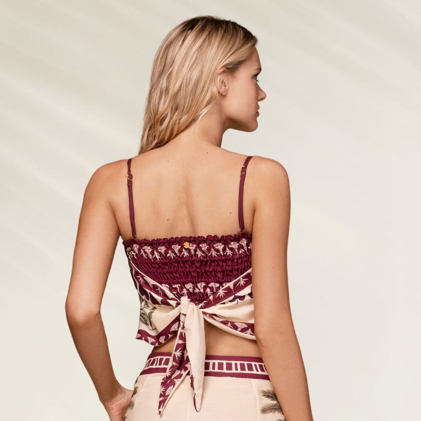 Top Mia Solasta Floral com alças finas e detalhe de laço nas costas para um look elegante e confortável