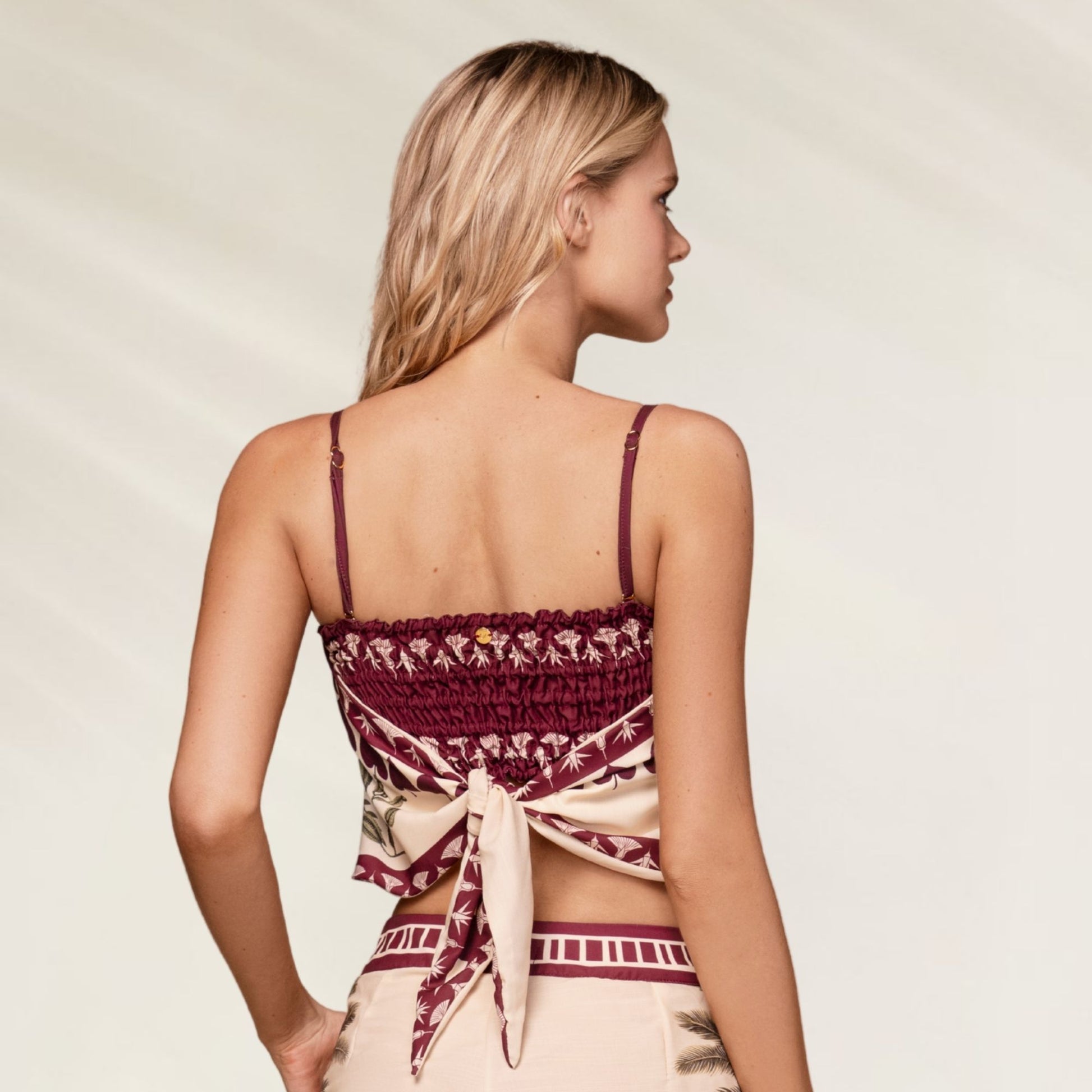Top Mia Solasta Floral com alças finas e detalhe de laço nas costas para um look elegante e confortável