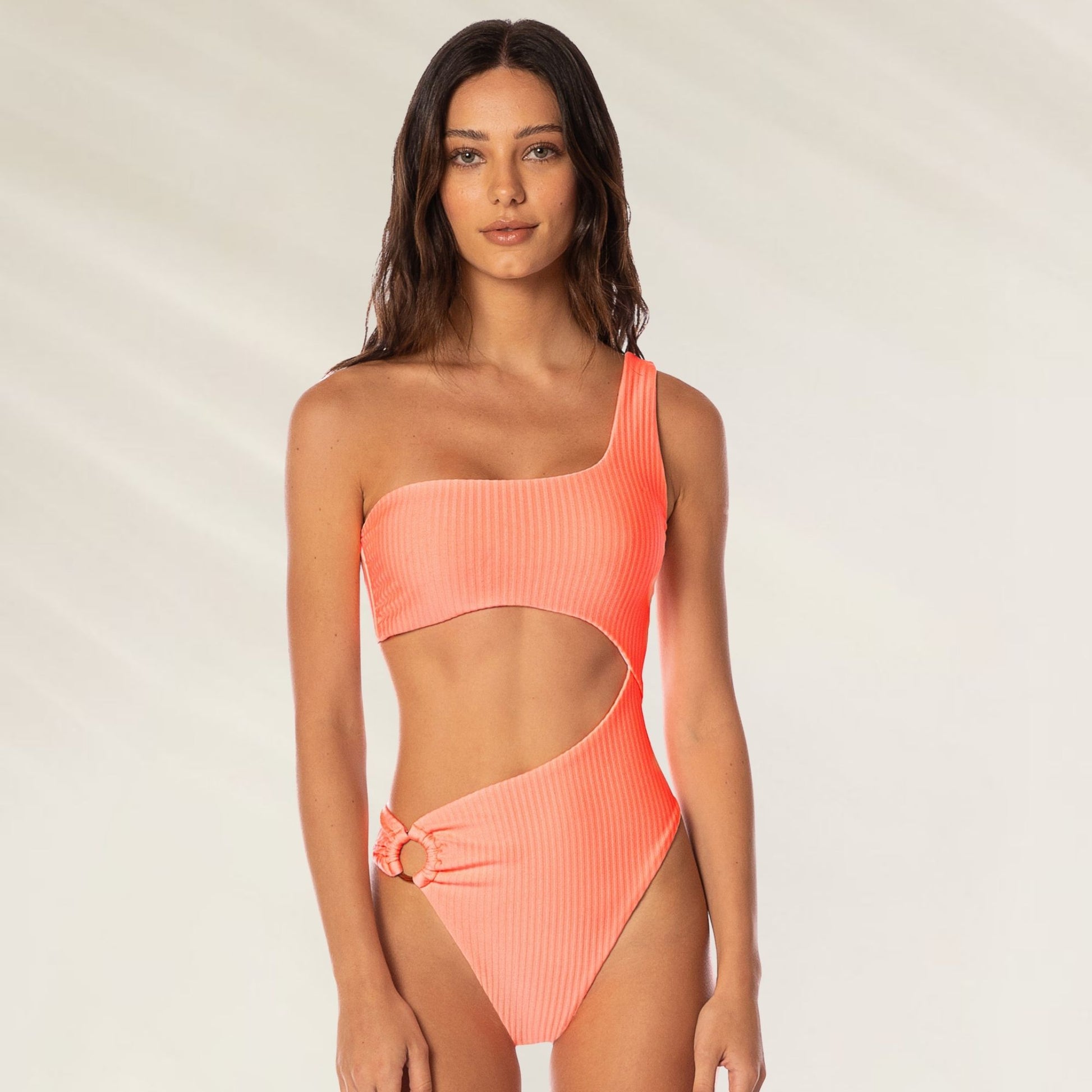 Triquíni Assimétrico Coral Cut-Out da Maaji com recortes modernos e design elegante