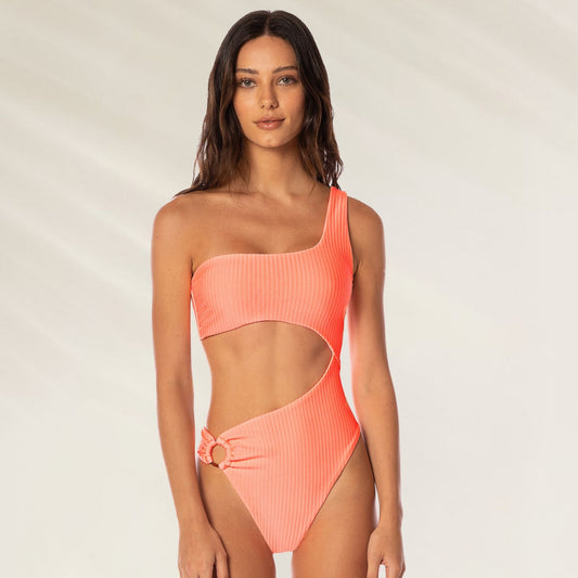 Triquíni Assimétrico Coral Cut-Out da Maaji com recortes modernos e design elegante
