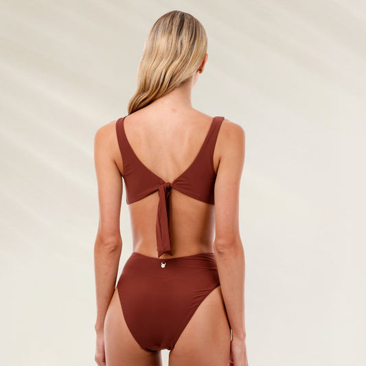 Triquíni Barn Red Danza da Malai com detalhe amarrado nas costas e design elegante