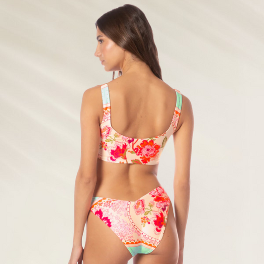 Mulher usando Cueca Reversível Valerya Maaji com estampa floral colorida vista de costas