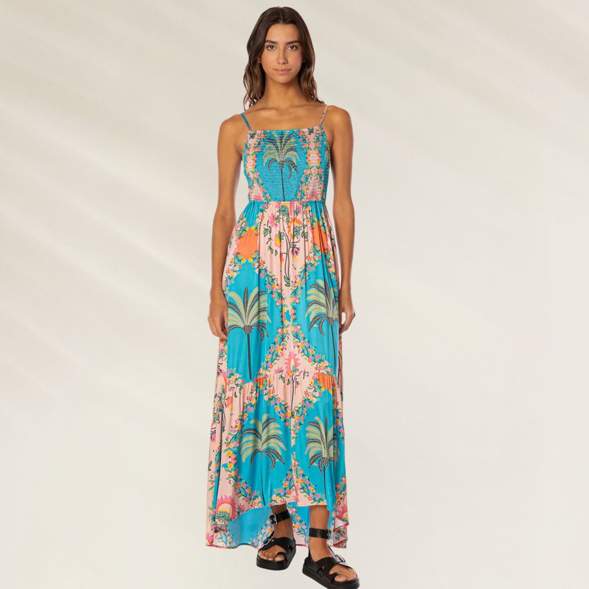 Vestido Arabian Palm Isadora da Maaji em estampas vibrantes e fluídas, ideal para dias quentes