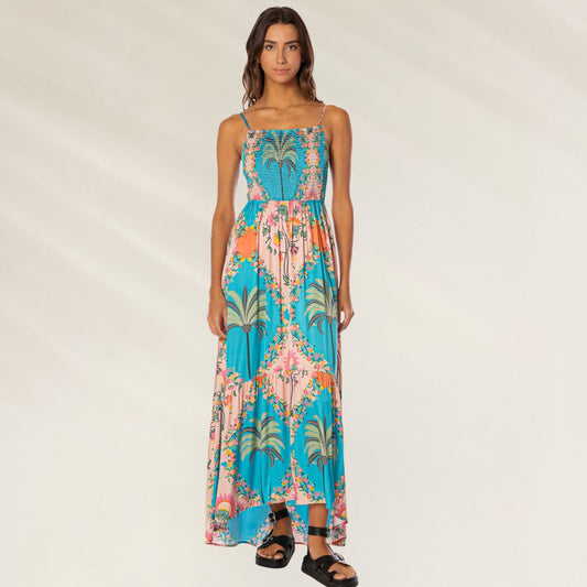 Vestido Arabian Palm Isadora da Maaji em estampas vibrantes e fluídas, ideal para dias quentes