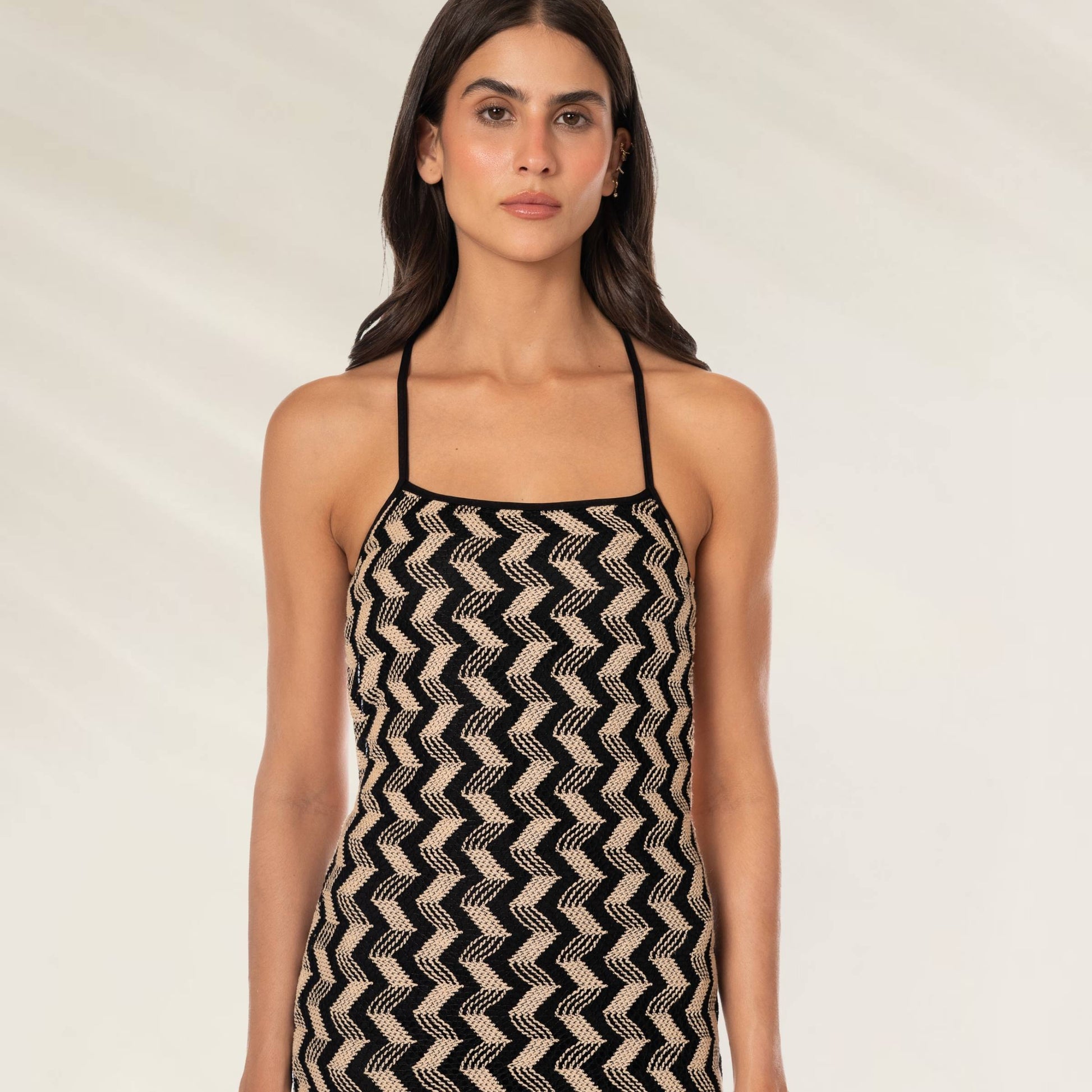 Vestido Comprido Black & White Rosabella da Maaji com padrão do zig zag elegante e alças finas