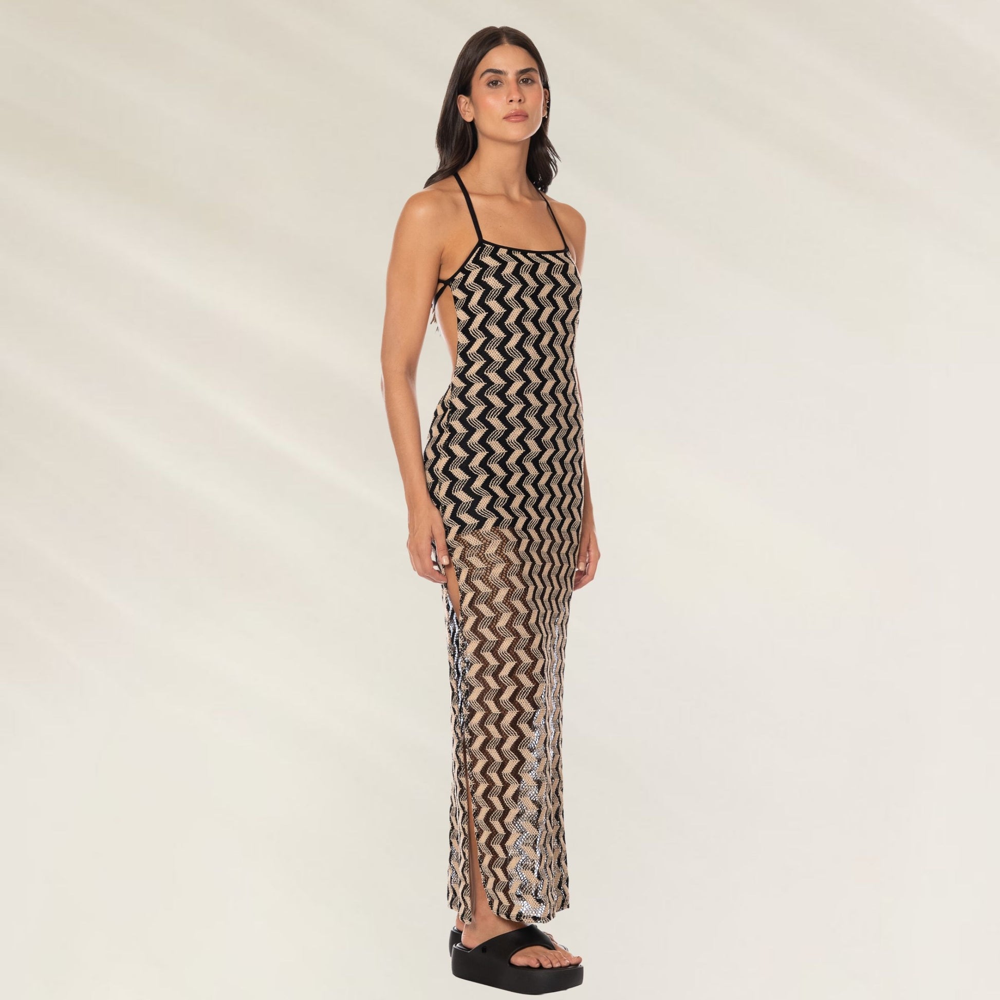 Vestido Comprido Black & White Rosabella da Maaji com design de ondas elegantes e alças finas