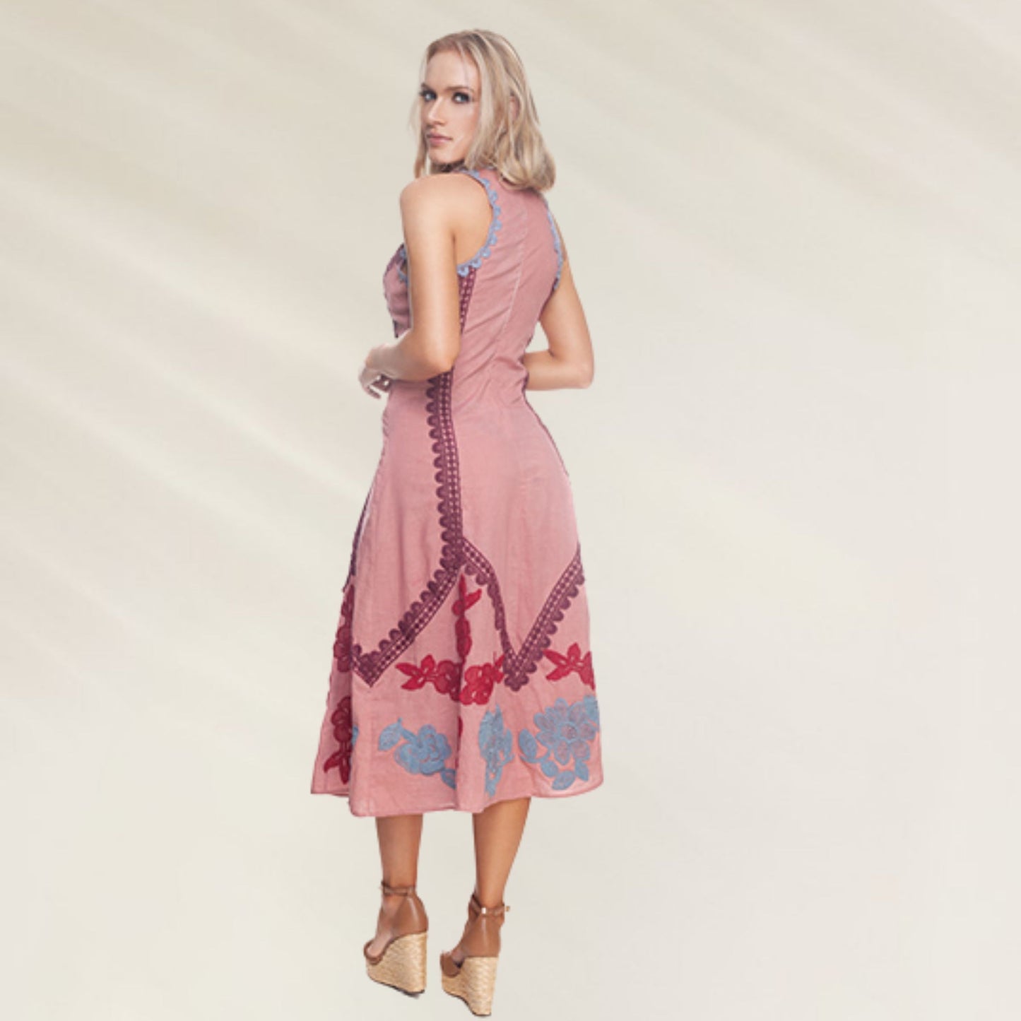 Vestido Comprido Bordado Floral da Despi em tom rosa com detalhes em azul e vermelho