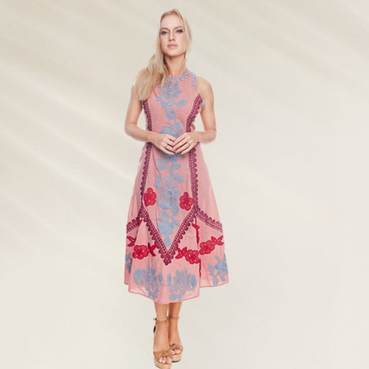 Vestido Comprido Bordado Floral em tom rosa com detalhes em azul e vermelho, ideal para ocasiões especiais