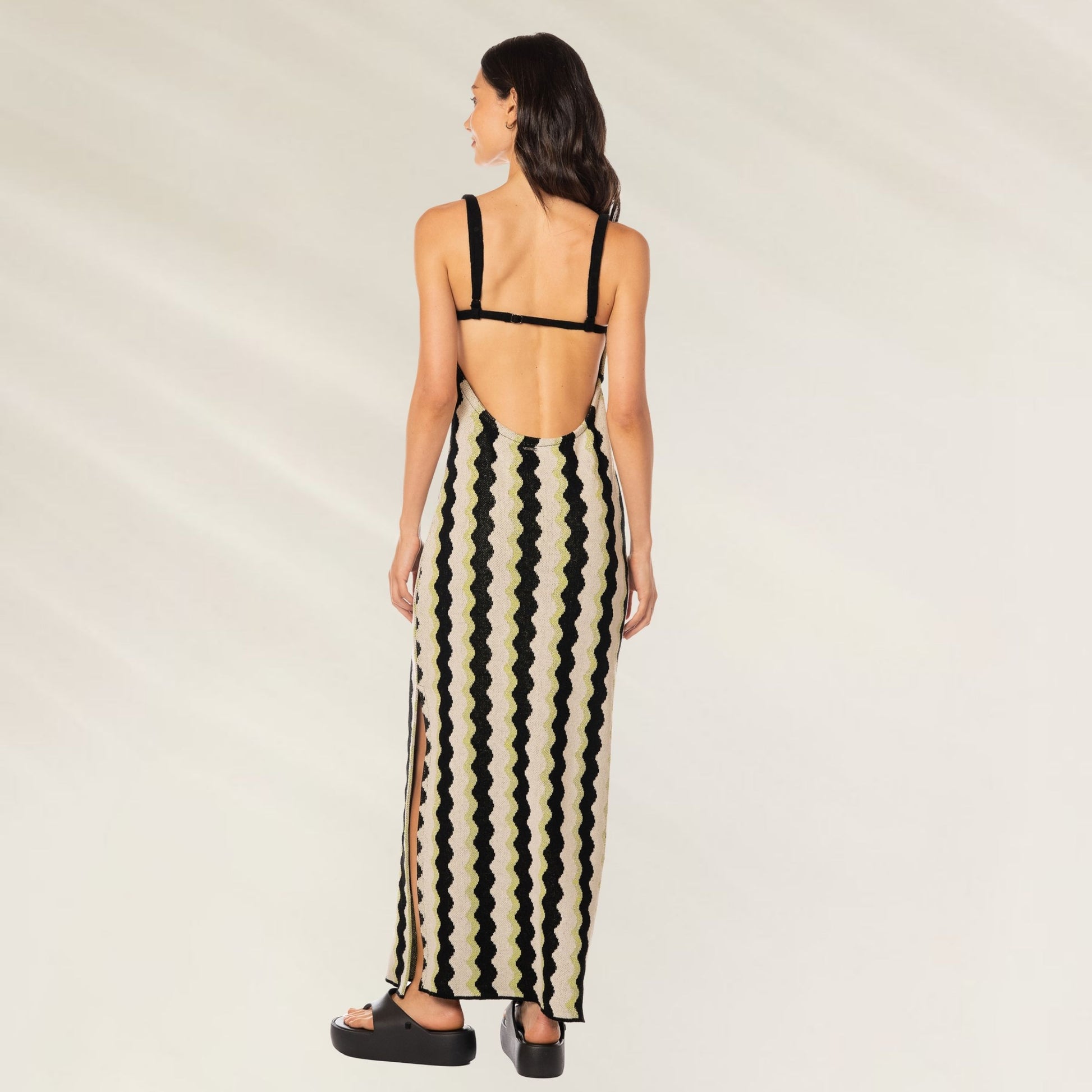 Vestido Comprido Desert Stripes Amaranto com costas abertas e estampa listrada em preto e amarelo