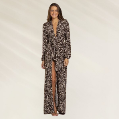Vestido Comprido Ébano com estampa elegante e fenda lateral, ideal para ocasiões especiais