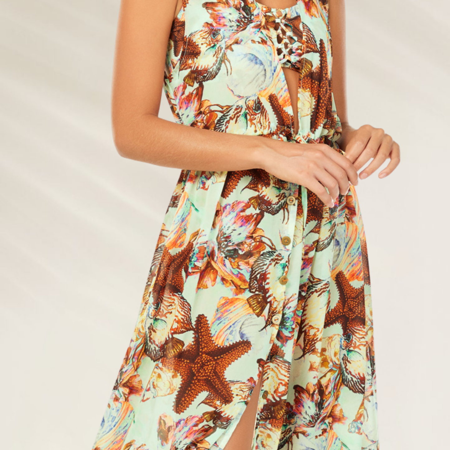 Vestido Comprido Estampado Tropical da Cosita Linda com estampa de estrelas do mar em fundo claro
