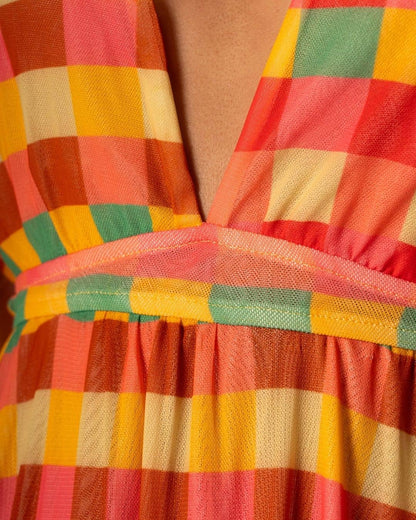 Detalhe do Vestido Comprido Golden Gambit da Maaji com estampas coloridas em xadrez vibrante