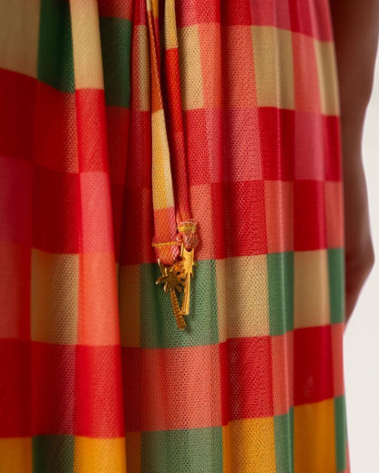 Detalhe do Vestido Comprido Golden Gambit da Maaji com estampa em quadrados coloridos