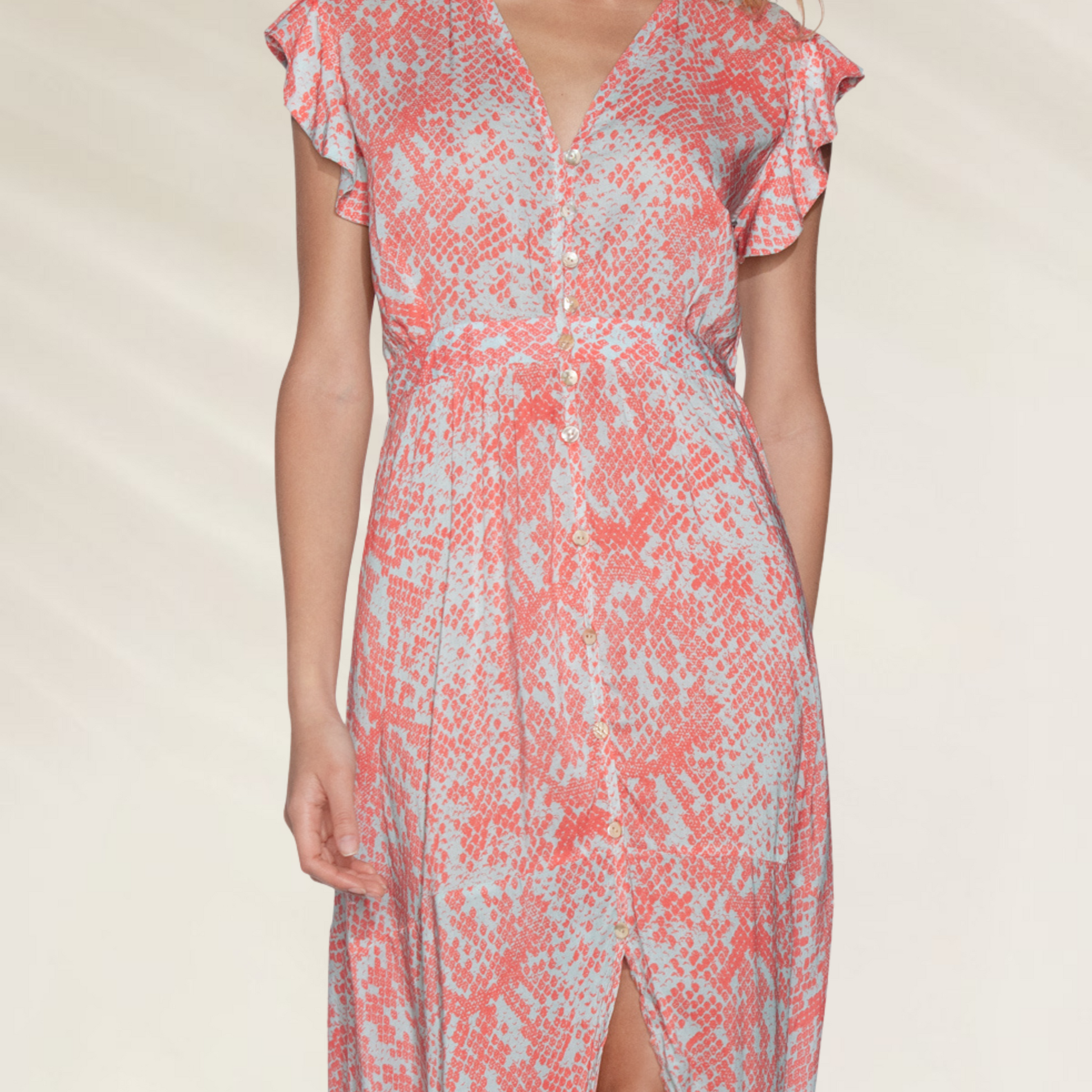 Vestido comprido Maaji com folhos em estampa rosa e branca com botões frontais e abertura