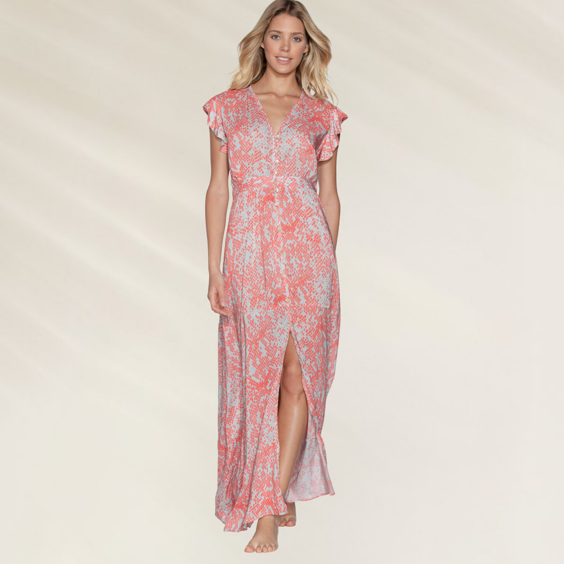 Vestido comprido Maaji com folhos em tecido estampado coral com detalhes em azul claro