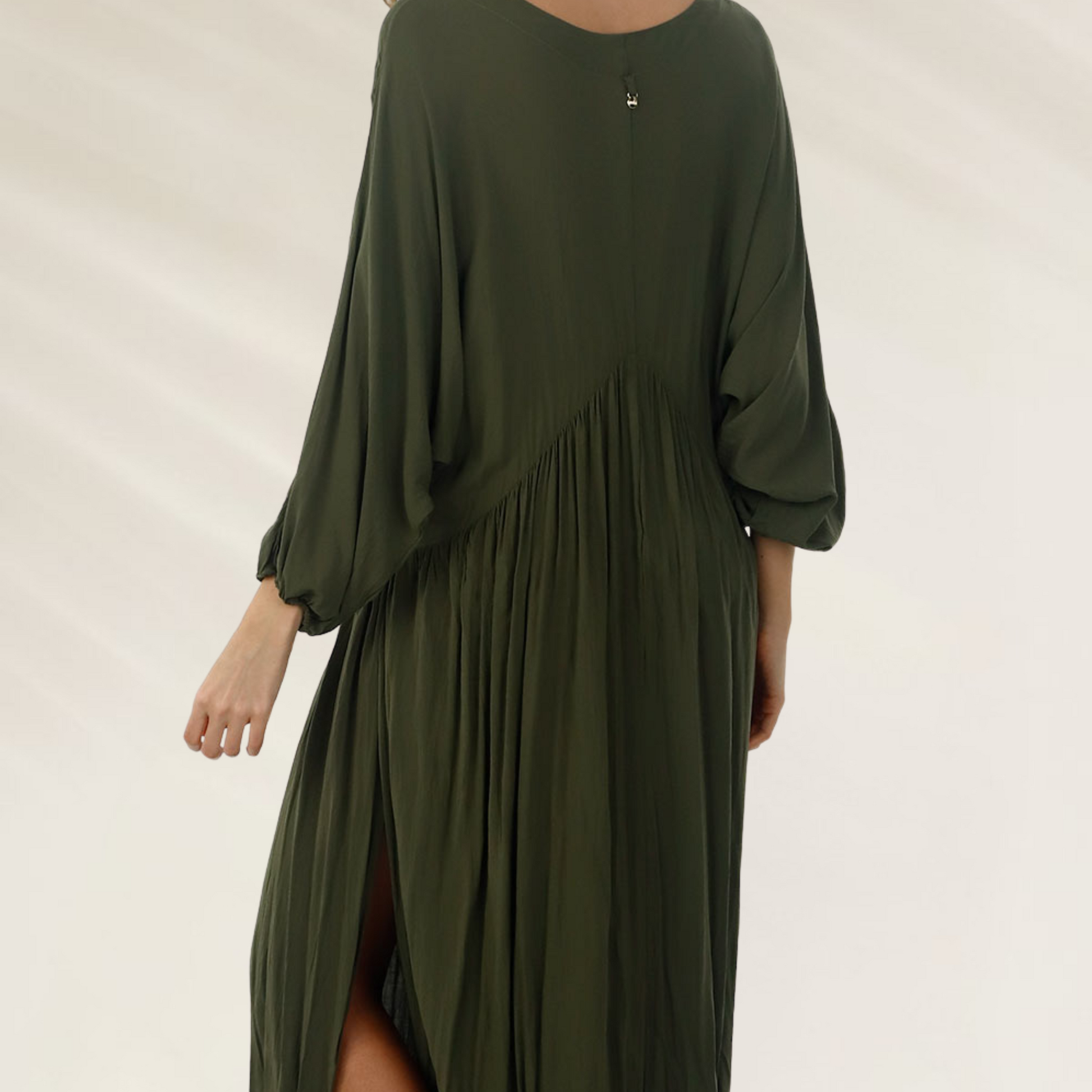Vestido Comprido Malai em Verde Selva com Manga Comprida e fenda lateral elegante