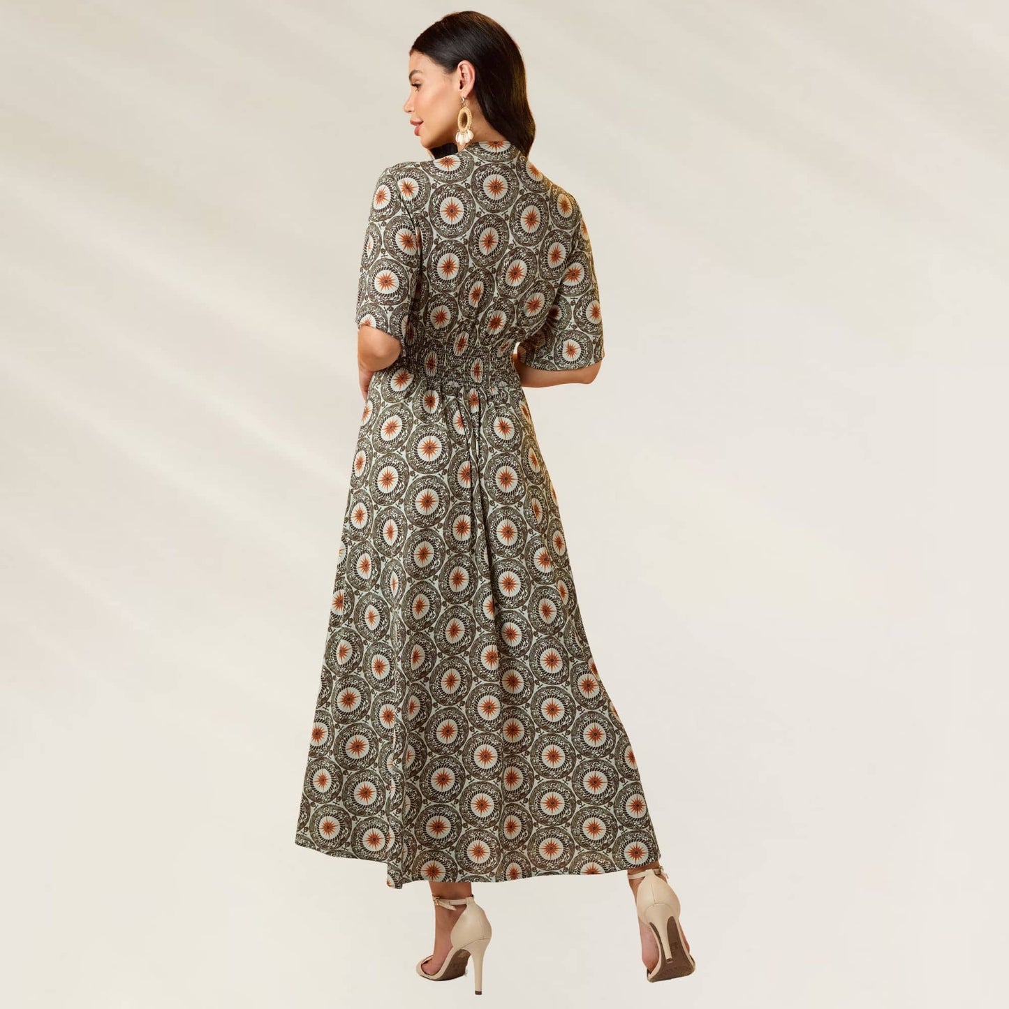 Vestido Comprido Marés Contemporâneas com estampa elegante e mangas curtas para ocasiões formais