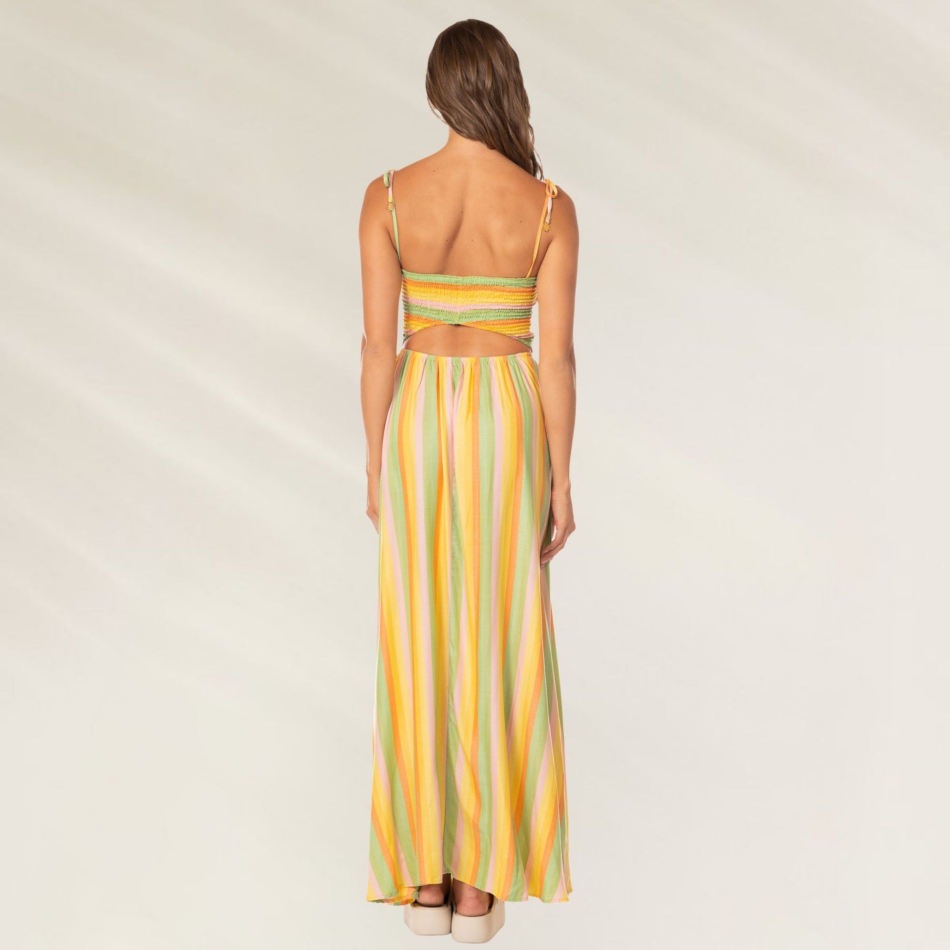 Vestido Comprido Rhythmic Lines Felicia da Maaji com listras em tons amarelo e verde, vista traseira