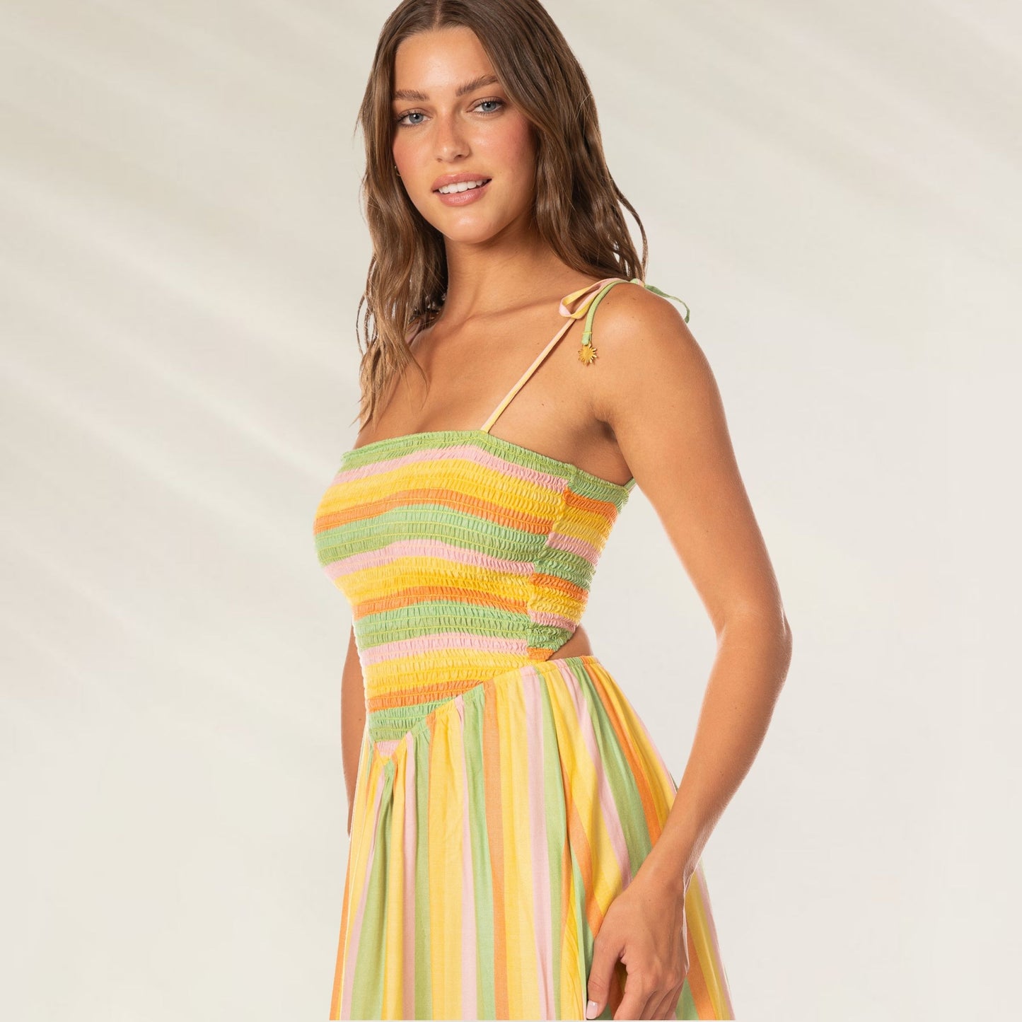 Vestido Comprido Rhythmic Lines Felicia da Maaji com decote frente e listras coloridas