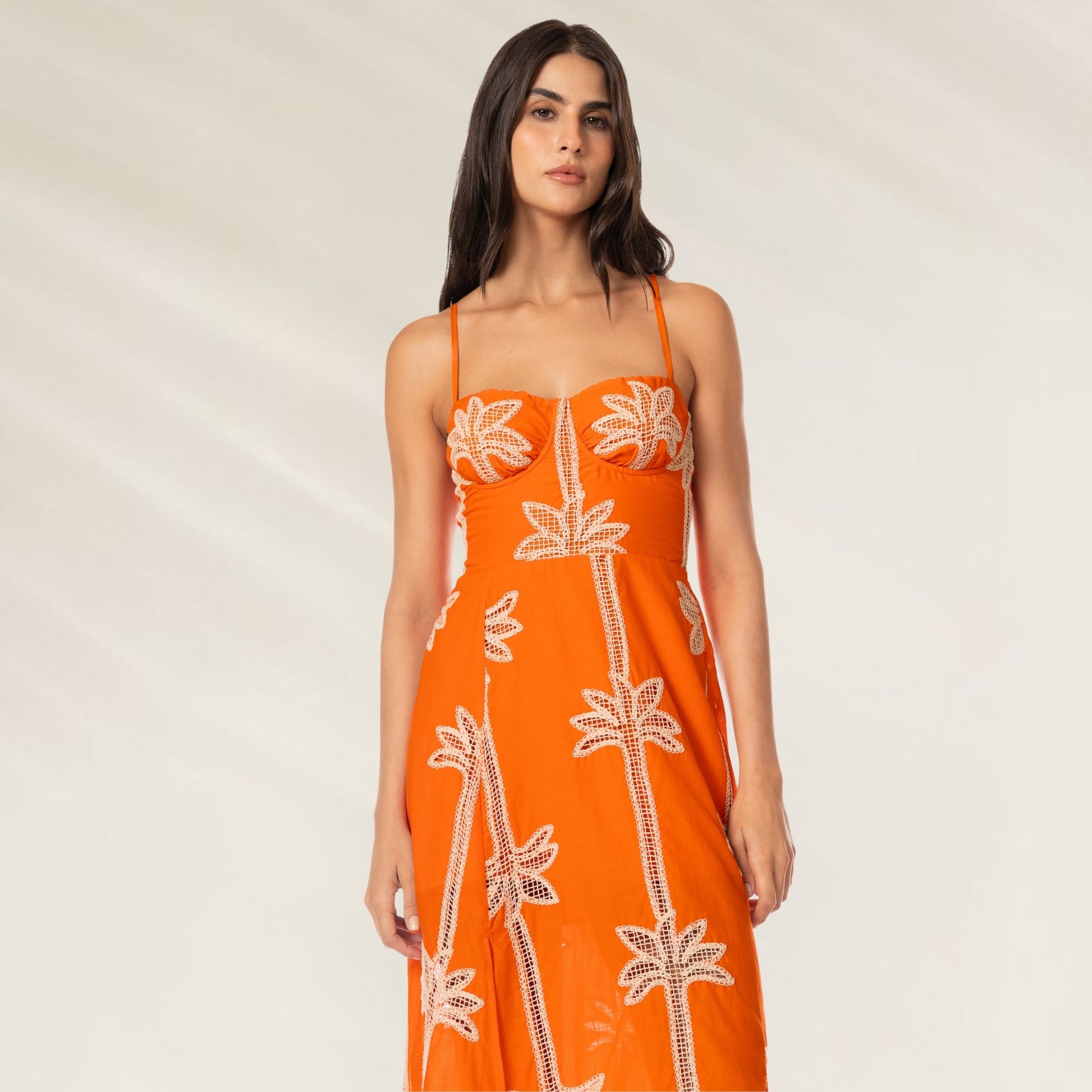 Vestido Comprido Romina em laranja com detalhes de palmeiras para ocasiões especiais