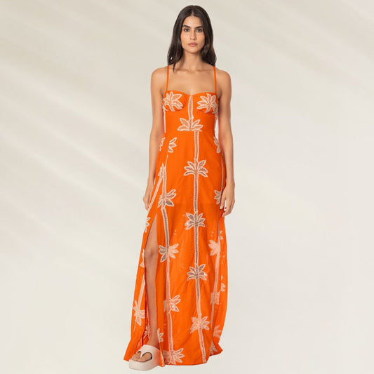 Vestido Comprido Romina da Maaji em laranja com detalhe de flores e fenda lateral elegante