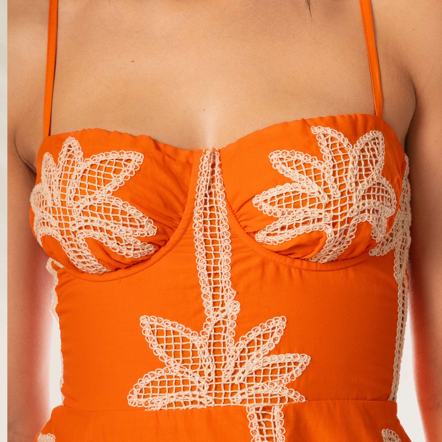 Vestido Comprido Romina da Maaji com detalhes bordados em laranja vibrante
