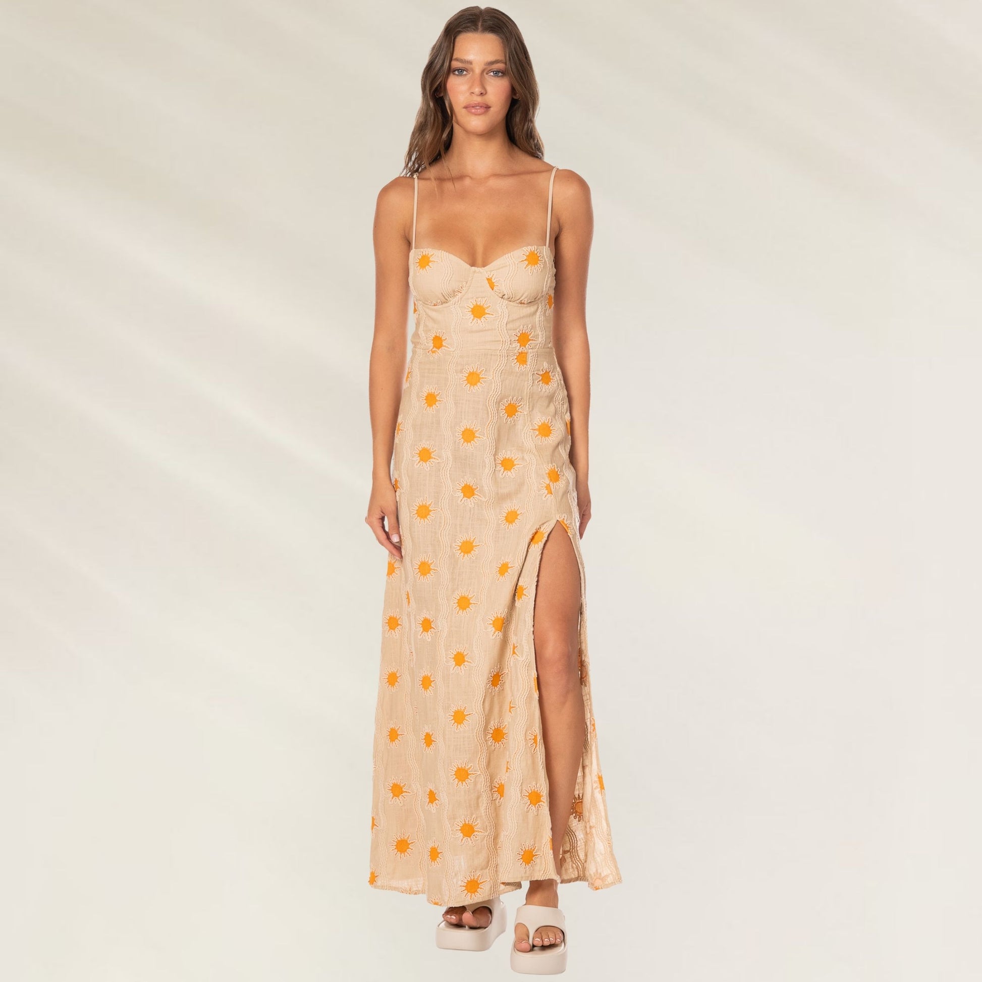 Vestido Comprido Saffron Glow Liah da Maaji com estampa floral e fenda lateral para verões elegantes
