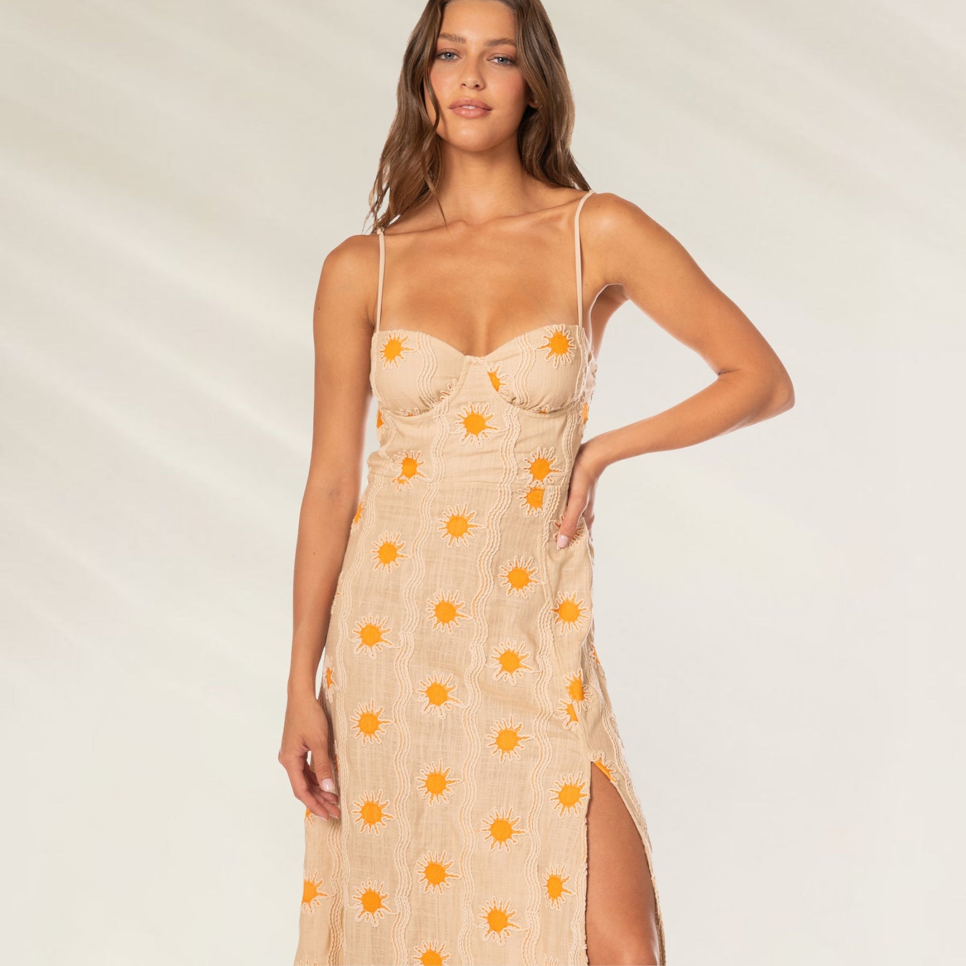 Vestido Comprido Saffron Glow Liah da Maaji com flores em laranja e fendas laterais elegantes