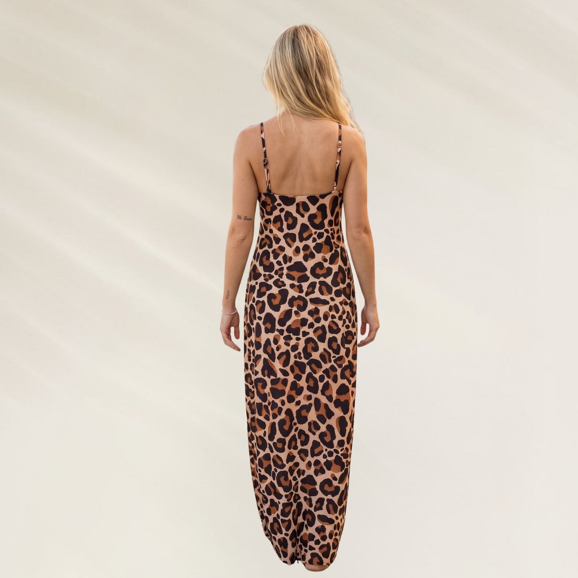 Vestido Comprido Sara em estampa de onça, com alças finas e caimento fluido para um visual elegante