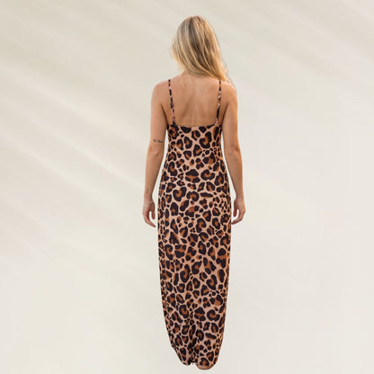 Vestido Comprido Sara em estampa de onça, com alças finas e caimento fluido para um visual elegante