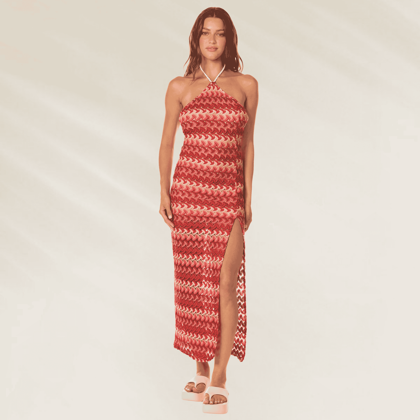 Vestido Comprido Wine Bloom da Maaji com decote halter e fenda lateral elegante
