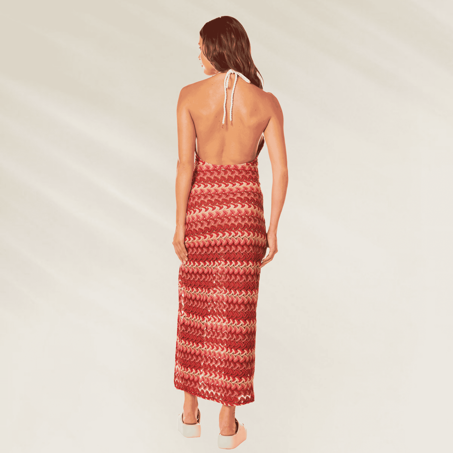 Vista traseira do Vestido Comprido Wine Bloom da Maaji, com design elegante e alças ajustáveis
