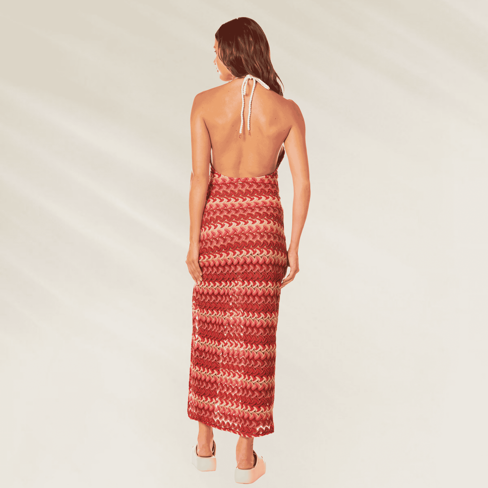 Vista traseira do Vestido Comprido Wine Bloom da Maaji, com design elegante e alças ajustáveis