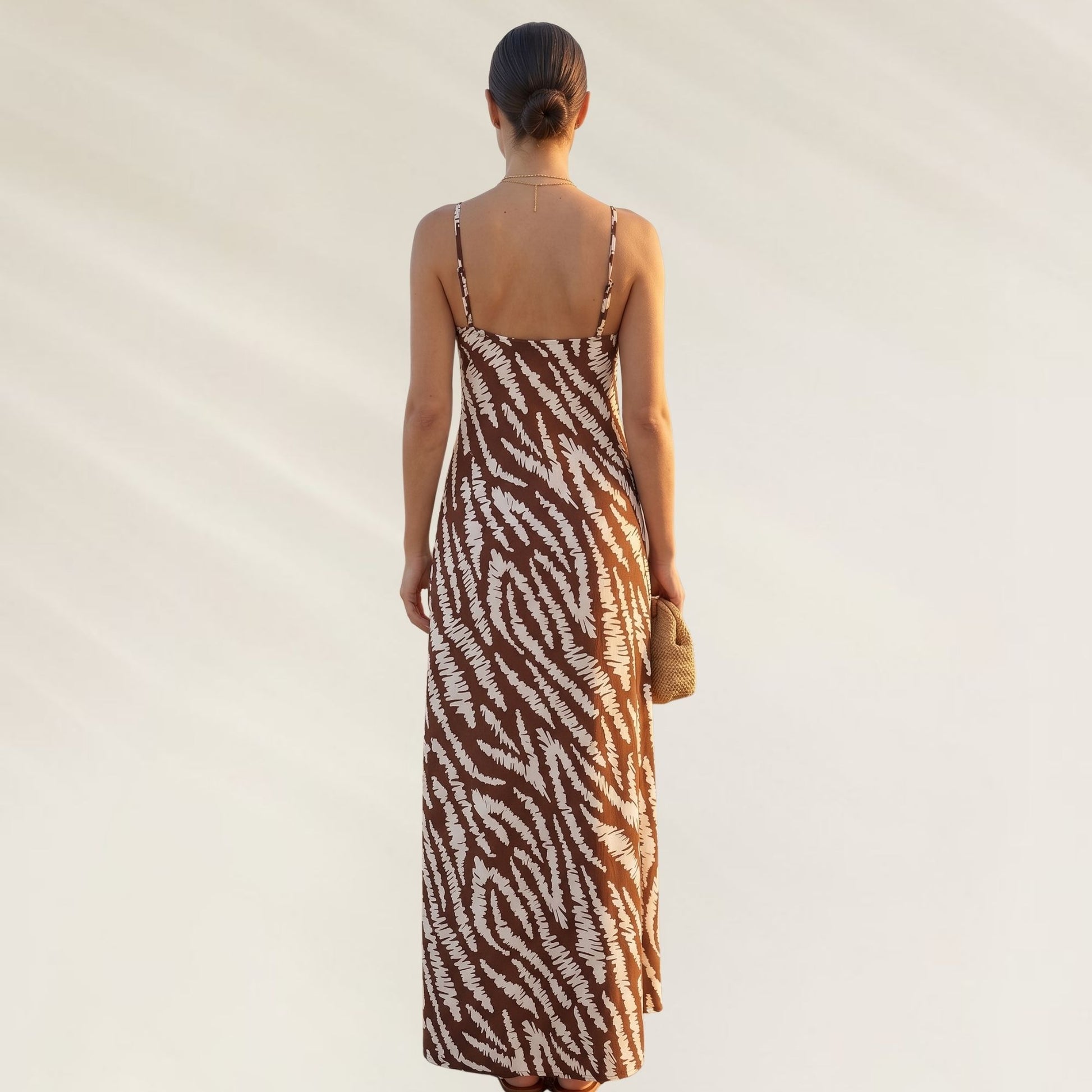 Vestido Comprido Zoe da Kalua com estampa de padrão animal e alças finas, ideal para ocasiões casuais.