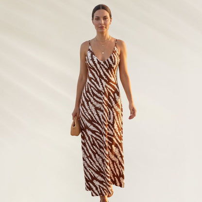 Vestido Comprido Zoe em estampa marrom e branca com alças finas, ideal para ocasiões casuais
