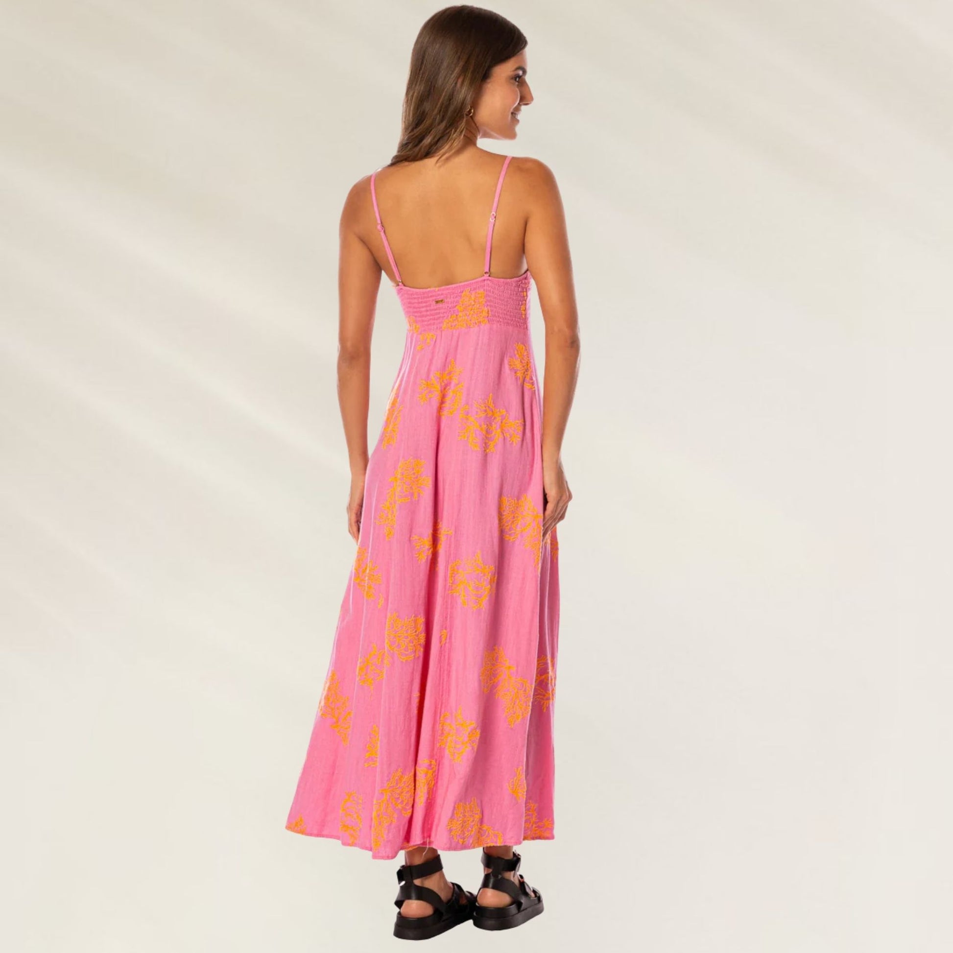 Vestido Coral Reef Sia da Maaji em rosa com estampa floral, ideal para ocasiões casuais e confortáveis