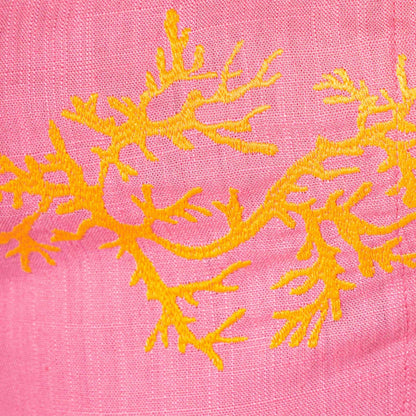 Detalhe do bordado em coral no Vestido Coral Reef Sia da Maaji em fundo rosa