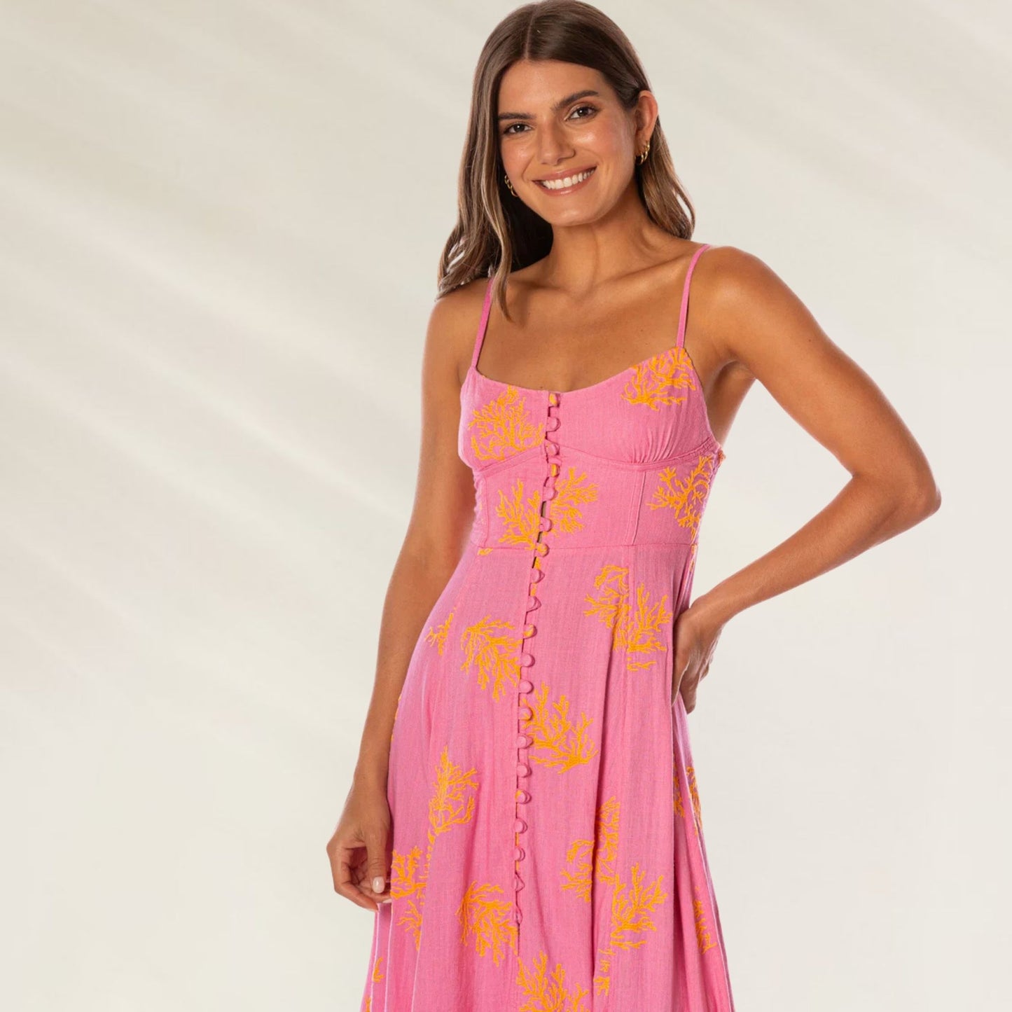 Vestido Coral Reef Sia da Maaji, longo, rosa com detalhes em amarelo e botões frontais