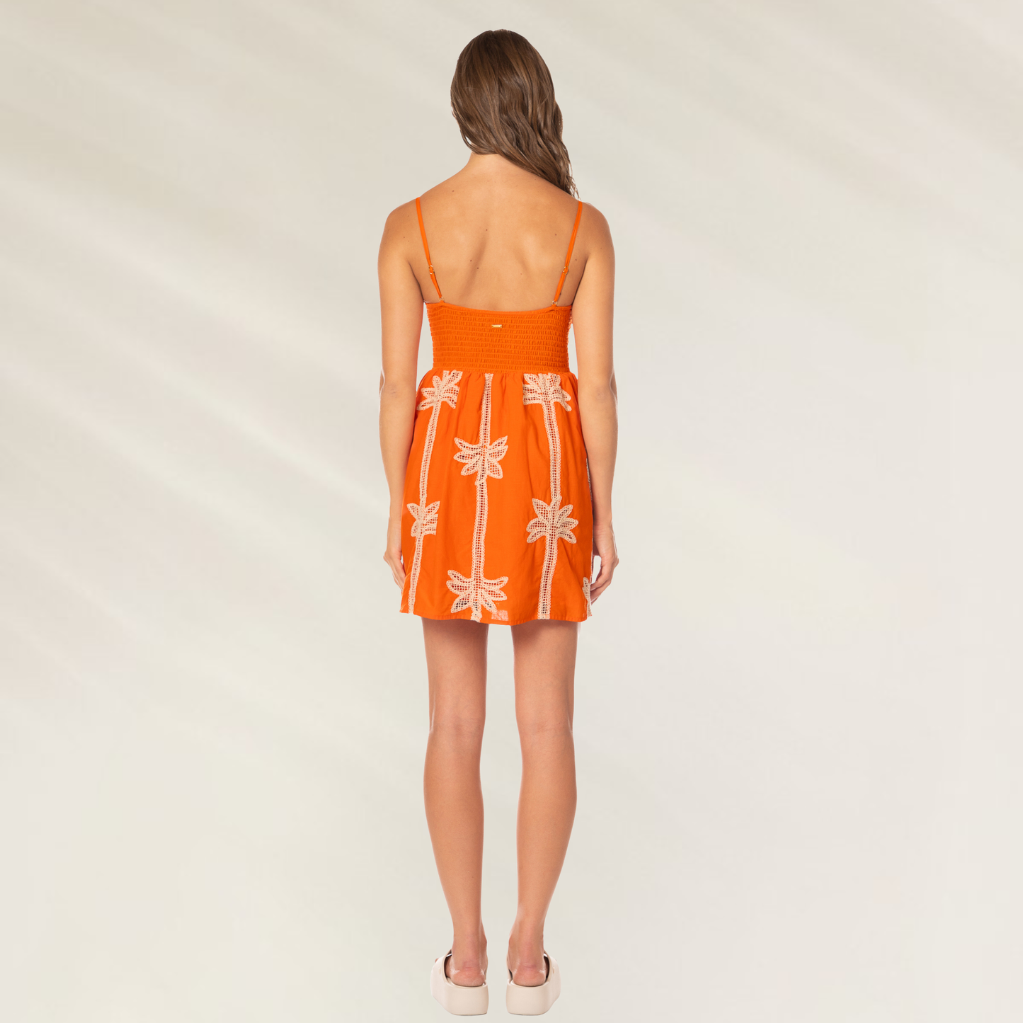 Vestido Curto Bordado Emiliana da Maaji em laranja com alças finas e detalhes florais
