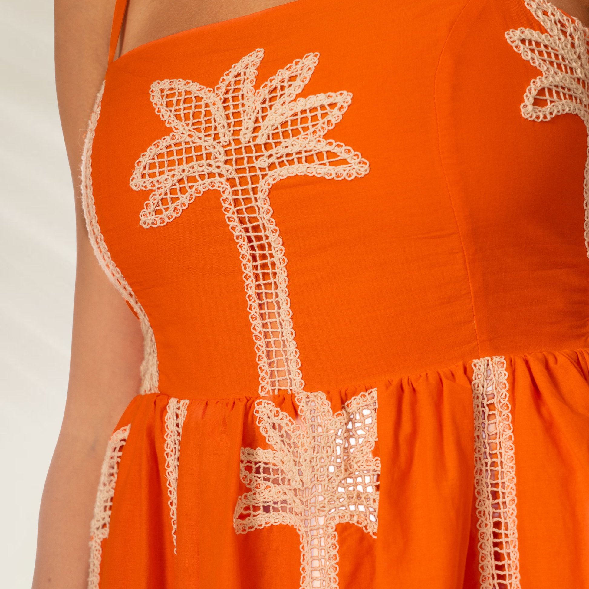 Vestido Curto Bordado Emiliana em laranja com detalhes de palmeiras em bordado branco.