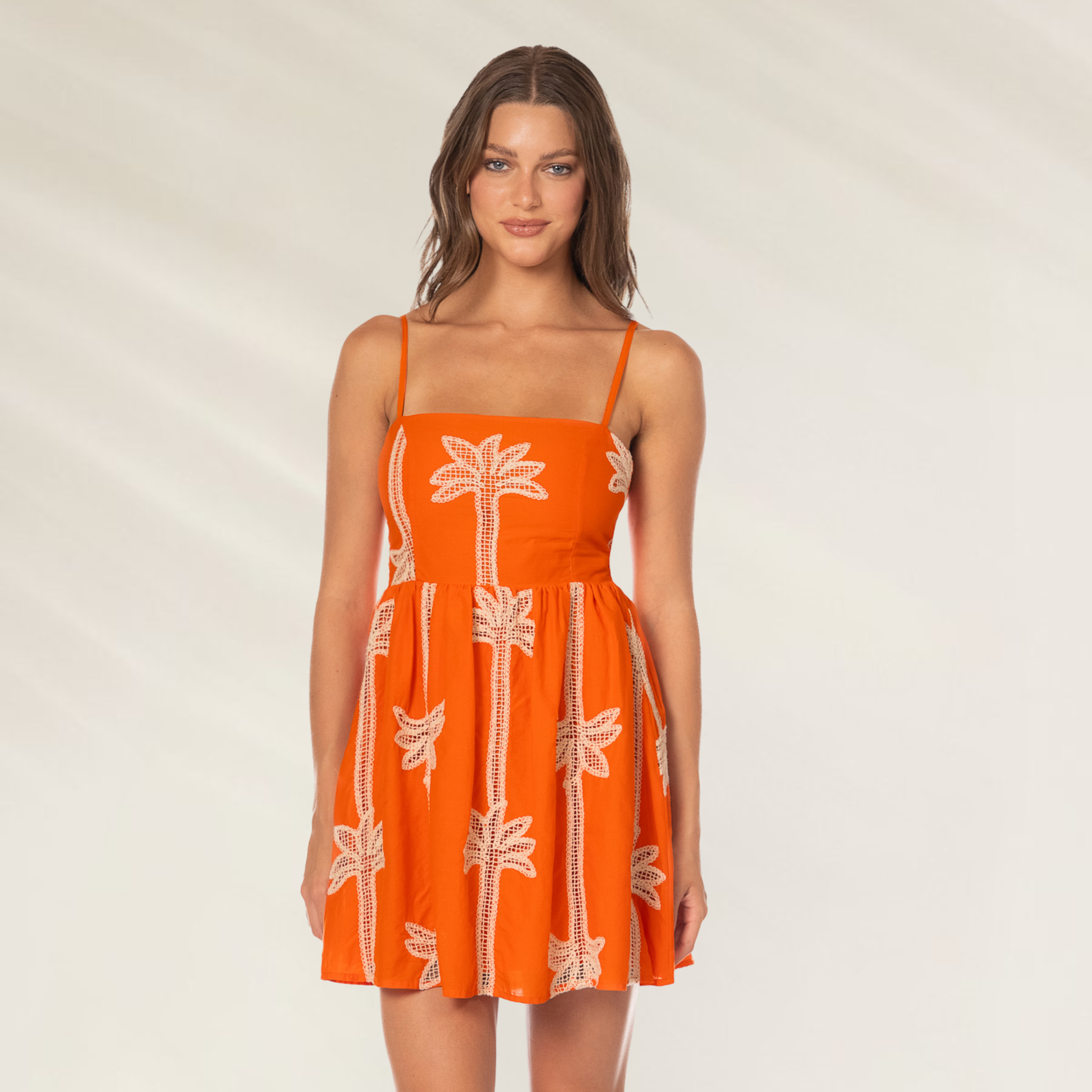 Vestido Curto Bordado Emiliana em Laranja com Estampa de Palmeiras e Alças Finas