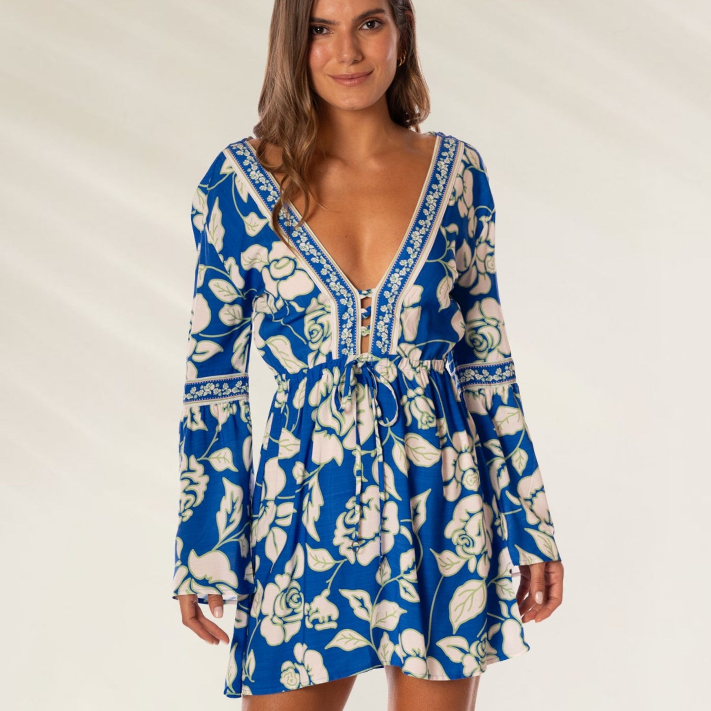 Vestido Curto Floral Azul Agnes da Maaji com decote em V e mangas largas