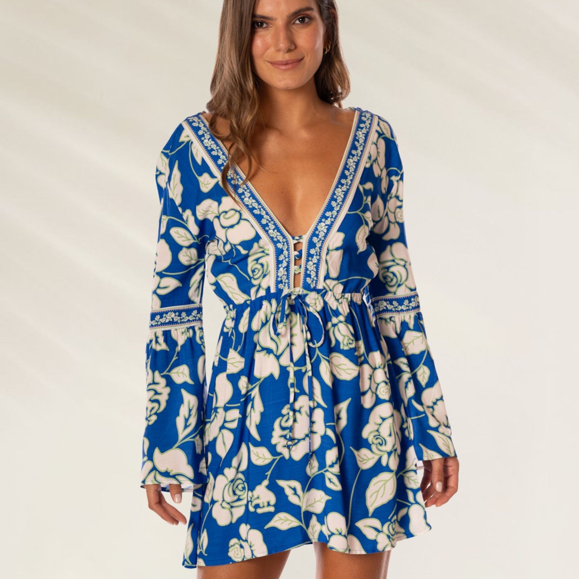 Vestido Curto Floral Azul Agnes da Maaji com decote em V e mangas largas