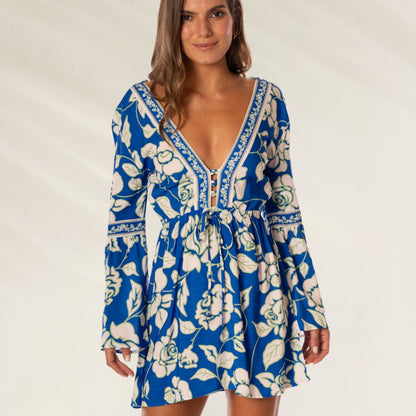Vestido Curto Floral Azul Agnes da Maaji com decote em V e mangas largas